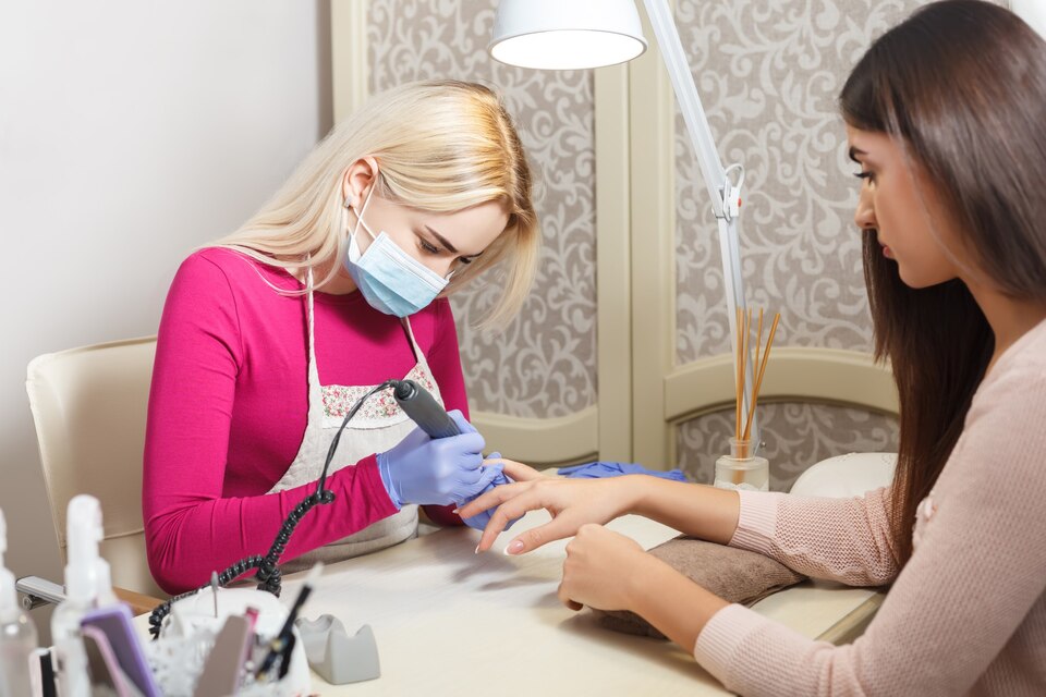 Bayraklı Manikürcü